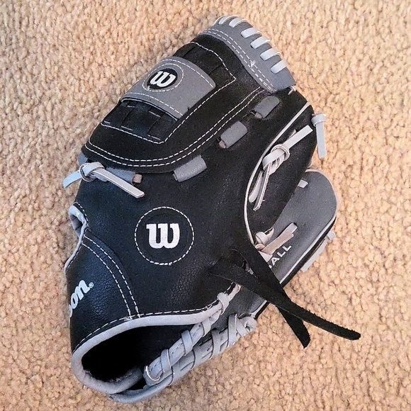 NEW Wilson A200 10.5" T-Ball Left Hand Baseball Glove (Right Hand Throw) - Picture 1 of 6